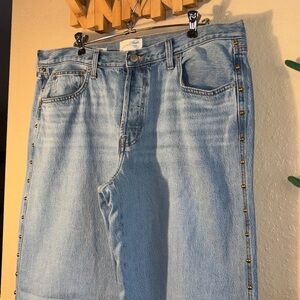 EUC UNIVERSAL THREAD mid rise, 90s baggy light-wash denim jeans feature a button